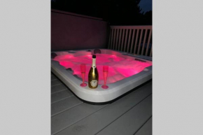 Nightingale Lodge with Hot Tub